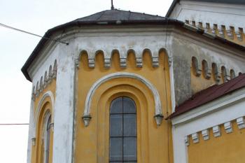 Východní část kostela ( vpravo je vsazená do fasády pamětní deska ) (© Miroslav BITTER 10/2005)