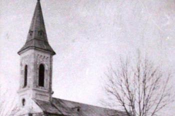 Stará fotografie na níž je zachycen kostel sv. Vavřince ( asi kolem roku 1920 ) ( © kronika Těrlicka)
