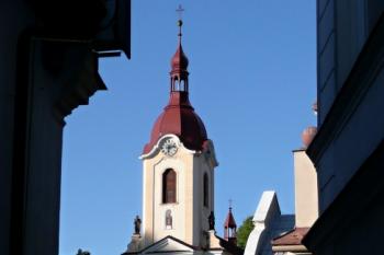 kostel sv. Jana Nepomuckého ze dvora měšťanského domu čp. 8 na náměstí ( © Jan P. Štěpánek 05/2011)