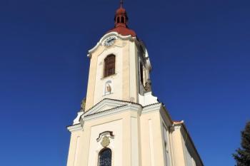 farní kostel z náměstí ( © Jan P. Štěpánek 02/2015)
