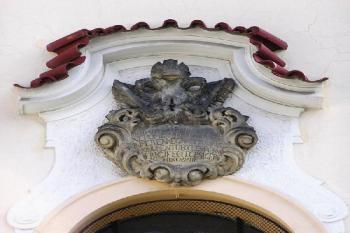 alianční deska s rakouským dvouhlavým orlem a datováním 1723 ( © Jan P. Štěpánek 10/2005)