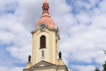 pohled na kostel z náměstí ( © Jan P. Štěpánek 08/2007)