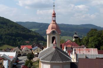 Farní kostel sv. Jana Nepomuckého - barokní farní chrám založený 16. května 1721 regensem  P. Karlem Pfefferkornem. Věž farního kostela byla přistavěná v letech 1907-8. ( © Miroslav BITTER 07/2007)