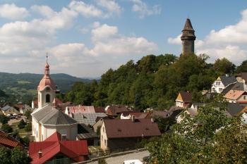 Dvě Štramberské dominanty Farní kostel sv. Jana Nepomuckého a hrad Štramberk ( © Miroslav BITTER 08/2007)