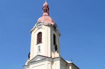 hlavní průčelí kostela sv. Jana Nepomuckého na náměstí ve Štramberku ( © Jan P. Štěpánek 05/2008)