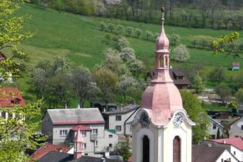 pohled na kostel z hradu Štramberka ( © Jan P. Štěpánek 05/2008)