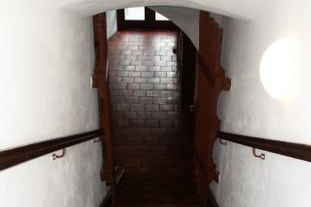Schodiště vedoucí do přízemí budovy (© Miroslav BITTER 10/2005)