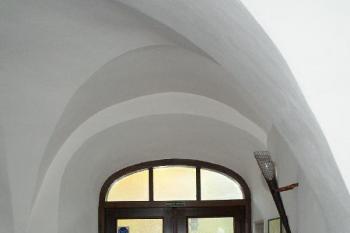 klenutí při hlavním vstupu (© Miroslav BITTER 10/2005)