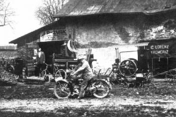 Zde se prodávaly kola a hospodářské stroje. Sklad je ve stodole patřící k Jaškovské krčmě ( © z webu Jaškovské krčmy)