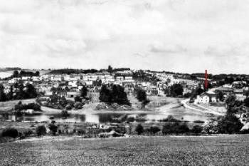 Těrlické údolí před zatopením - šipka označuje Jaškovskou krčmu ( © z webu Jaškovské krčmy)