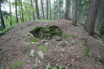 Líc zdiva obvodové hradby, odhalený výkopem na jihovýchodní straně ( © Filip Matoušek 9/2005)