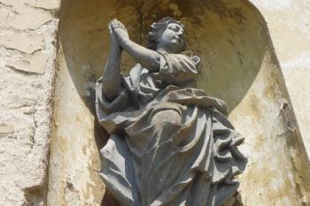 Panna Marie Immaculata v nice na fasádě kostela (© Milan Caha 07/2015)