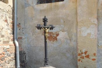 kříž u kostela (© Milan Caha 07/2015)