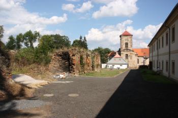 Kostel od západu, vlevo ruiny původního zámeckého pivovaru ( © Ivan Grisa 08/2009)