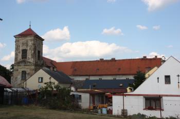 Kostel s bývalým klášterem od západu ( © Ivan Grisa 08/2009)