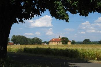 zámek ze silnice od Bydžova (© Rodochrozit, 07/2013)