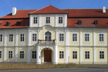 Hlavní budova zámku (© Pavel Vítek 10/2005)