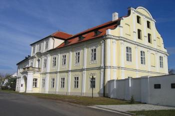 Halvní budova zámku (© Pavel Vítek 10/2005)