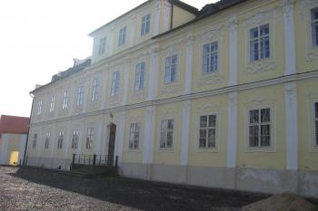 Trakt zámku z výhledem do parku (© Pavel Vítek 10/2005)