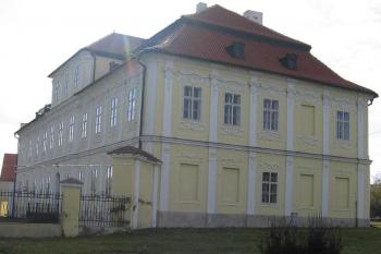 Boční trakt zámku (© Pavel Vítek 10/2005)