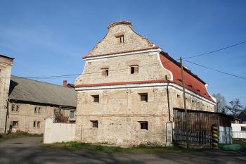 Barokní sýpka ve dvoře severně od zámku (© Ivan Grisa, 11/2008)