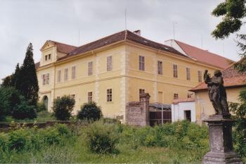 Zámek od severovýchodu (© Lukáš Pechánek, 07/2005)