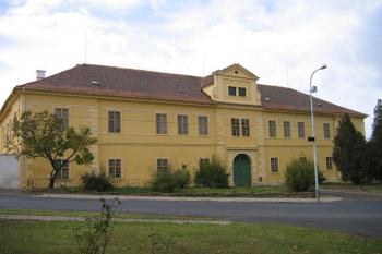 Průčelí zámku (© Pavel Vítek 10/2005)