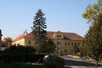 Zámek od kostela (© Ivan Grisa, 10/2007)