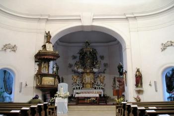 průhled lodí k oltáři (© de.ardoise 10/2005)
