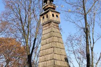 pohled na naklánějící se vzácnou zvonici ( © Jan P. Štěpánek 10/2005)