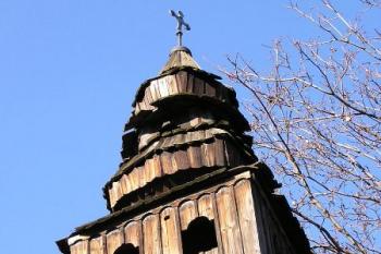 zvonové patro se nezadržitelně bortí ( © Jan P. Štěpánek 10/2005)