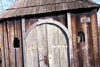 dochovaná původní vrata do zvonice ( © Jan P. Štěpánek 10/2005)