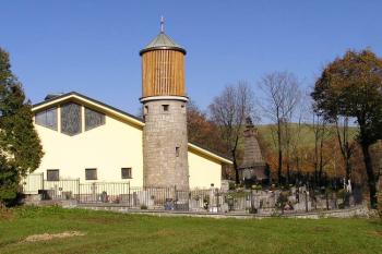 celkový pohled na novostavbu kostela a vzácnou zvonici v pozadí ( © Jan P. Štěpánek 10/2005)