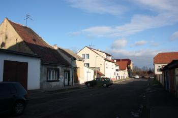 Někdejší židovská ulice (Mánesova) od jihu ( © Ivan Grisa 12/2009)