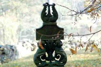 Jeden z posledních historických náhrobních kamenů v okolí kostela (© Aleš Marek 11/2005)