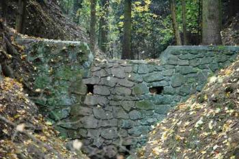 Hráz vedle kostela (© Aleš Marek 11/2005)