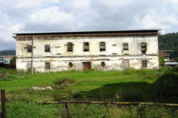 celkový pohled na zchátralý zámek od hlavní silnice ( © Jan P. Štěpánek 9/2005)