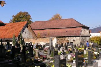 pohled na budovu fojtství od kostela ( © Jan P. Štěpánek 11/2005)