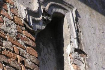 detail zdobné štuky kolem okna ( © Jan P. Štěpánek 11/2005)