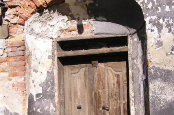 hlavní vchod do budovy ( © Jan P. Štěpánek 11/2005)