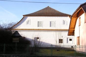 Pohled od hlavní silnice na zrekonstruovaný štít fojtství ( © Jan P. Štěpánek 12/2006)