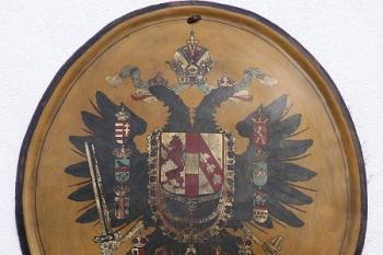 Historická vývěska upomínající na expozici Obecné školy v budově fojtství ( © Jan P. Štěpánek 12/2006)