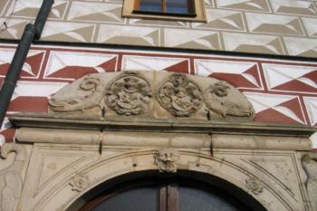 Erby nad vchodem z nádvoří (© Pavel Vítek 11/2005)