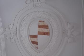 detail štukatury - erb (© Jaromír Schoffer, 01/2010)