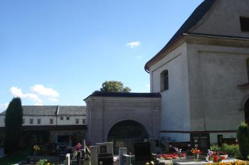 Hřbitovní kaple a v pozadí zámek (© Jaromír Schoffer, 01/2010)