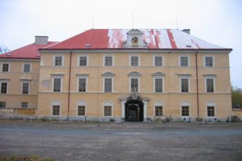 Hlavní průčelí zámku (© Pavel Vítek 11/2005)
