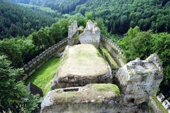 Hradní areál z věže (©2003 Jiří Čížek)