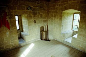 Ve věži, schodiště z dolních pater (©2003 Jiří Čížek)