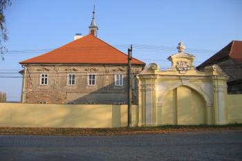 Zámek s původní, nyní zazděnou, hlavní branou (© Pavel Vítek 11/2005)
