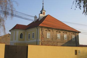 Zámek se zámeckou kaplí (© Pavel Vítek 11/2005)